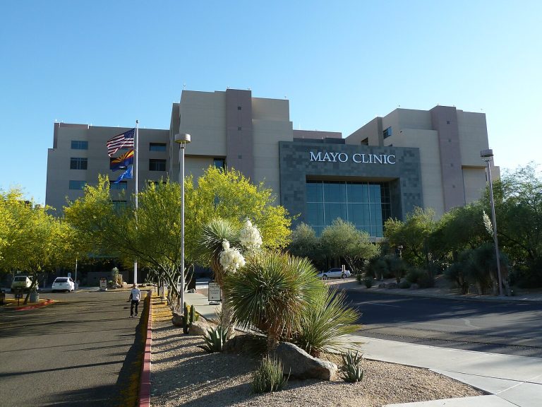 Mayo Clinic Hospital campus building in Phoenix, Arizona with Mayo Clinic signage